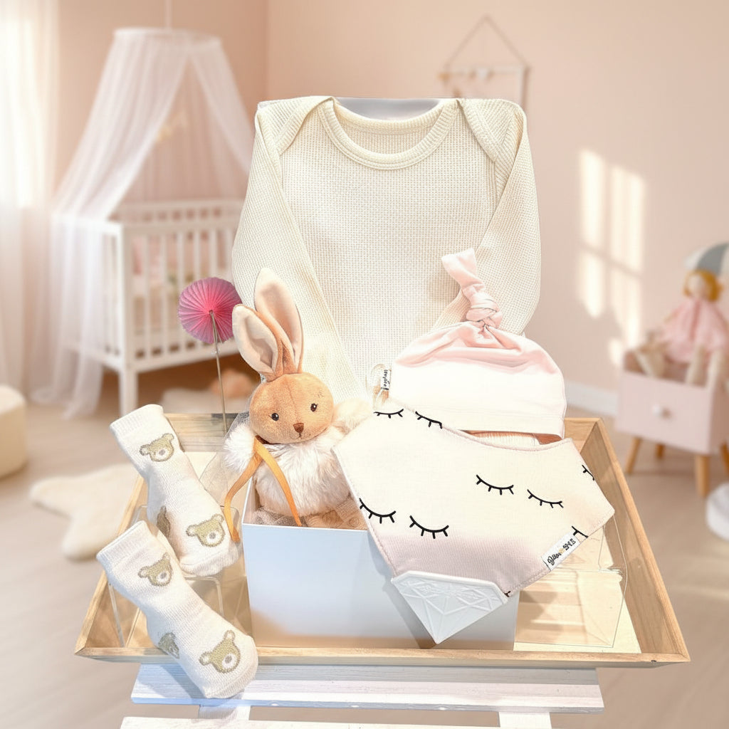 coffret bébé pour fille, peluche kaloo, bonnet rose et combinaison manches longues avec petit chaussons imprimé.