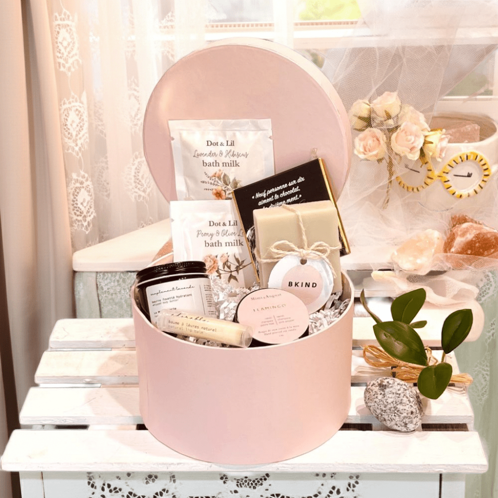 boîte cadeau avec produits Bkind, bougie,savon,chocolat et produits de soins