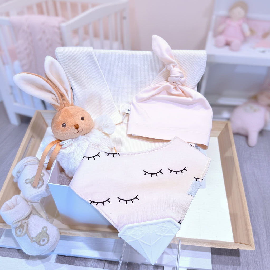 cadeau bébé naissance avec bonnet noué, bavoir, combinaison manches longues chaussons et pompon Kaloo