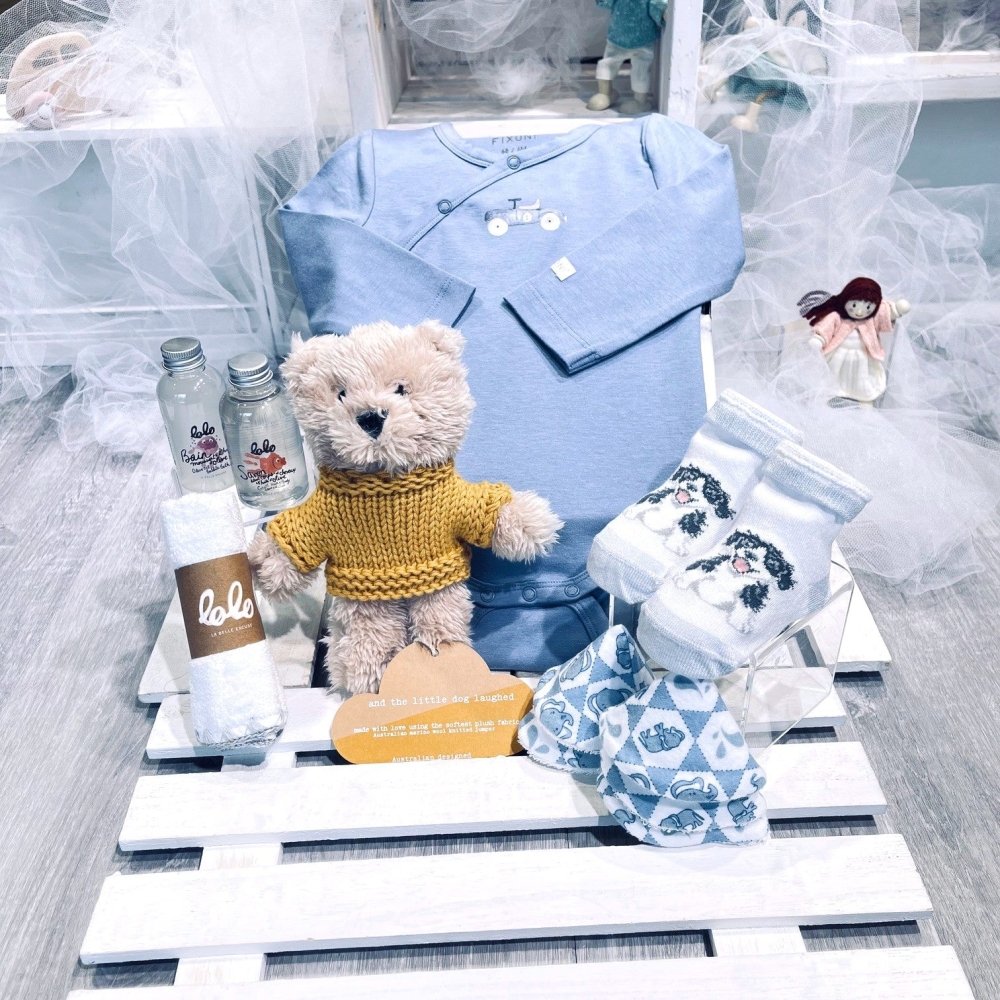 cadeau naissance pour bébé garçon avec peluche ourson, savon, bain moussant, cache-couche coton biologique, chaussons, pee-pee Teepee 100% coton-Dolce Cadeaux