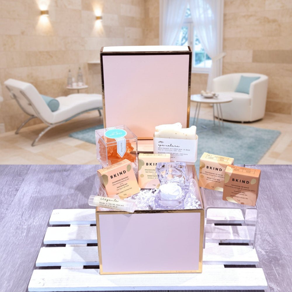 coffret avec produit bio Bkind, cheveux secs, savon, friandise de luxe, rose préservée, baume pour les lèvres.