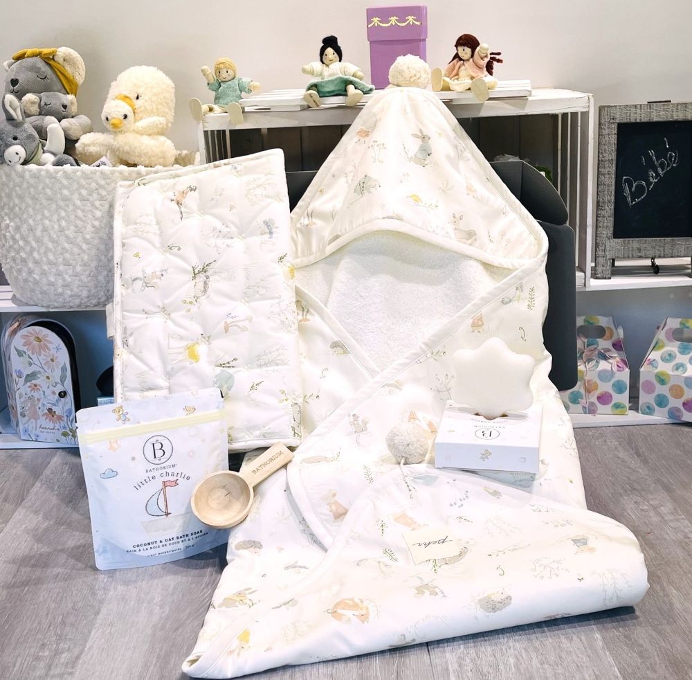 coffret cadeau bébé avec serviette de bain a capuchon, tapis à langer portable, éponge konjac, bain d'avoine, avec cuillère en bamboo. Dolce Cadeaux
