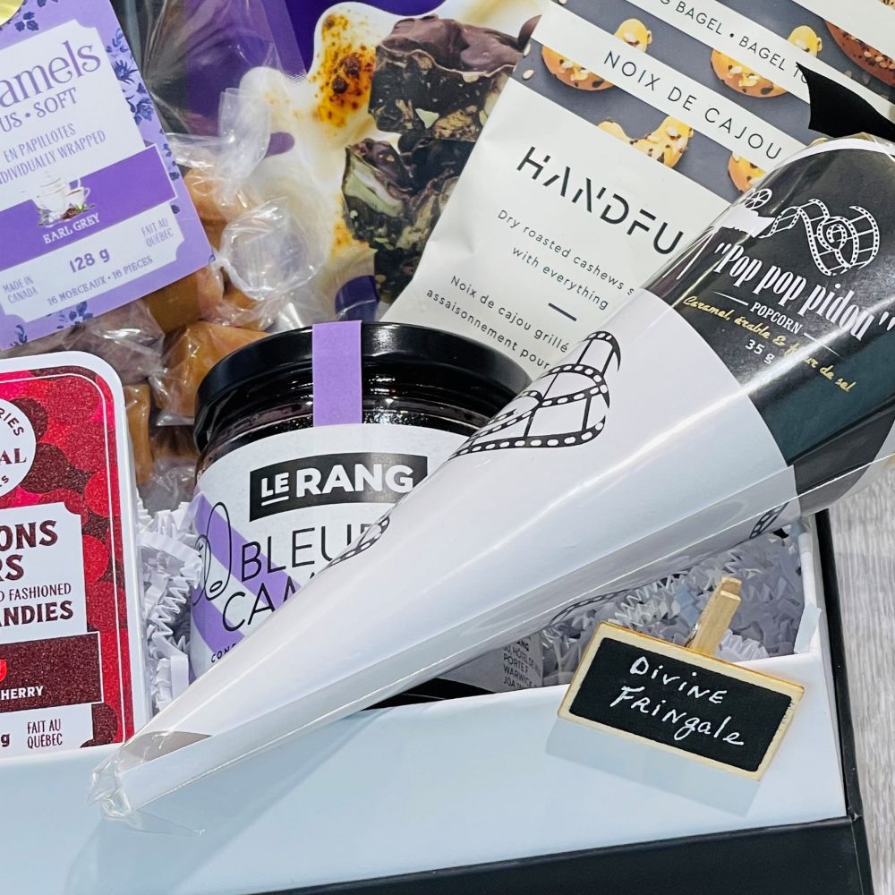 cadeau gourmand fait au Québec avec mignardises du Québec, popcorn au caramel et fleur de sel, noix de cajou et caramels mous