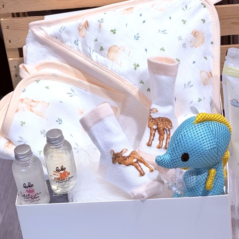 cadeau pour bébé fille avec sortie de bain, jouet pour le bain, savon et bain de mousse, chaussons et bain de noix de coco Little Charlie