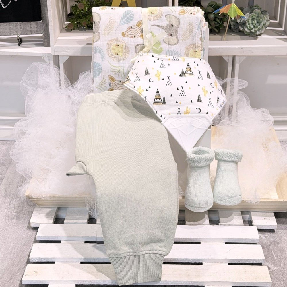 cadeau bébé avec bavoir de dentition, couverture, pantalon et chaussons.