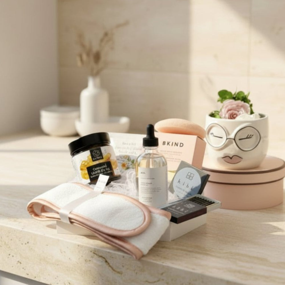 cadeau pour elle avec éponge konjac BKind, huile de massage, encens hibi, bandeau pour cheveux, lait de bain et tartinade de caramel a la fleur de sel.