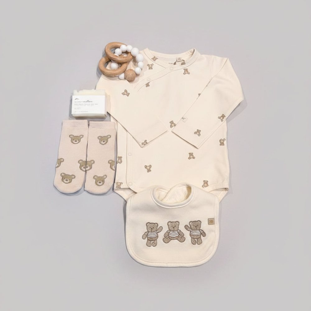 cadeau bébé du Québec avec combinaison, anneau de dentition, chaussons, savon et bavoir