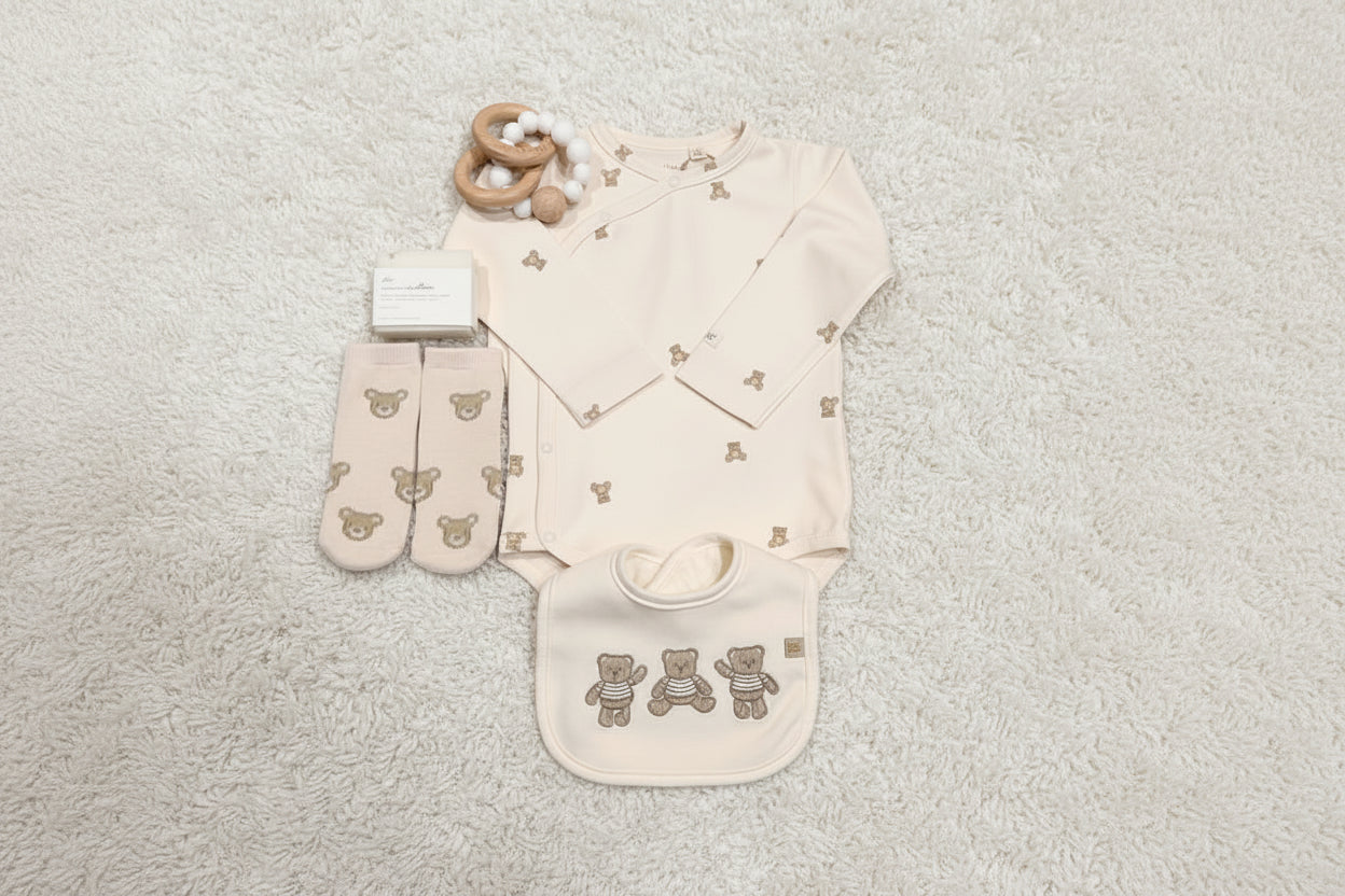cadeau bébé du Québec avec combinaison, anneau de dentition, chaussons, savon et bavoir