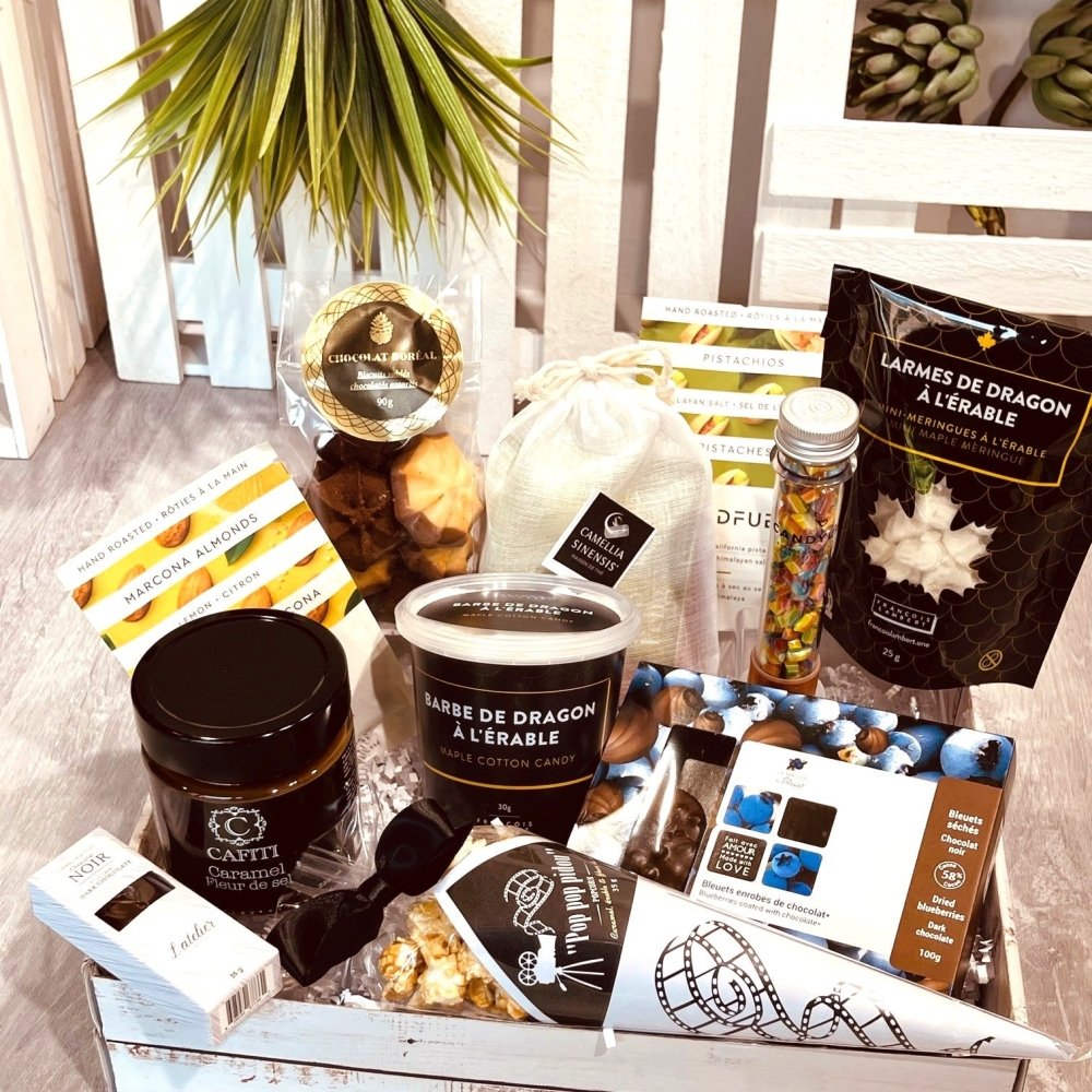 Coffret cadeau gourmand Sweet Papilles contenant des douceurs artisanales du Québec : caramel à la fleur de sel, popcorn à l’érable, chocolats fins, bonbons, thés Camellia Sinensis et meringues à l’érable.