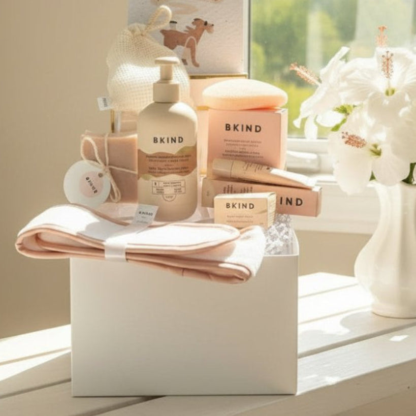 cadeau BKind contient lotion, éponge konjac, savon, baume pour lèvres, sac exfoliant, démaquillant et carte plantable.