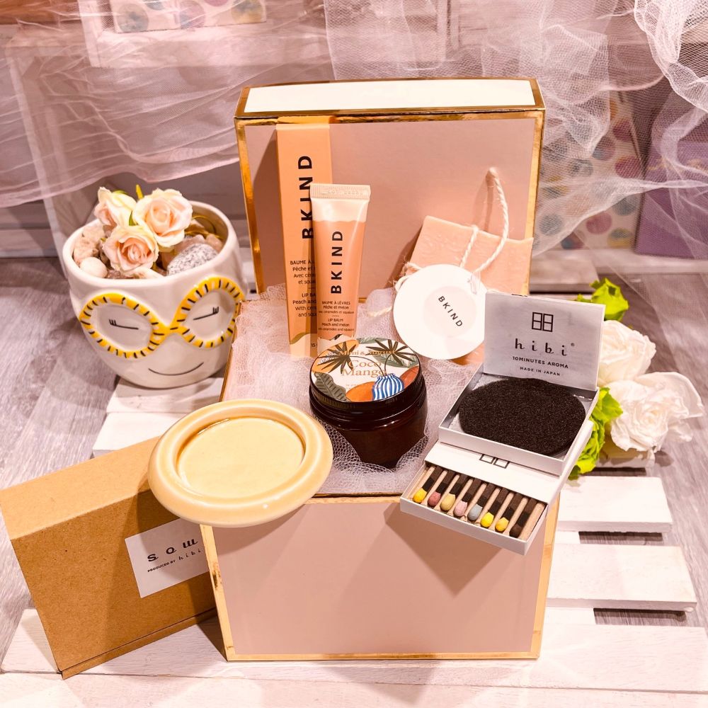 coffret cadeau avec baume a levres,savon BKind, bougie  et plateau HIBI, Dolce Cadeaux Montreal