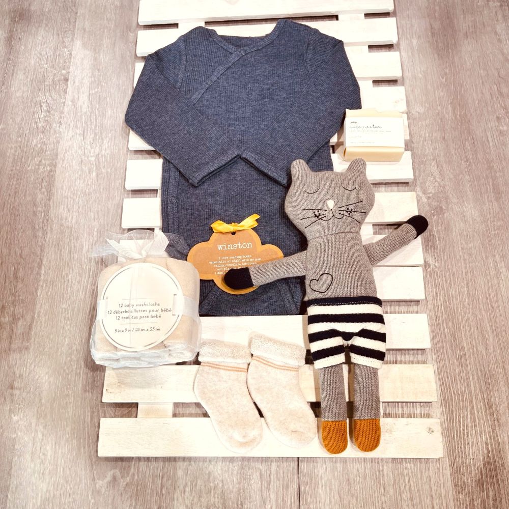 cadeau bébé qui inclus un ensemble de 12  débarbouillettes, une paire de chaussons et Winston le chat de ''the little dog laughed-Dolce Cadeaux
