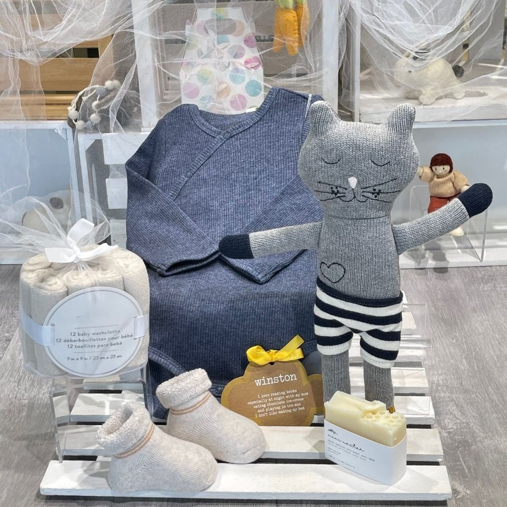ensemble cadeau naissance, body coton biologique, chaussons, savons et Winston le chat, Dolce Cadeaux