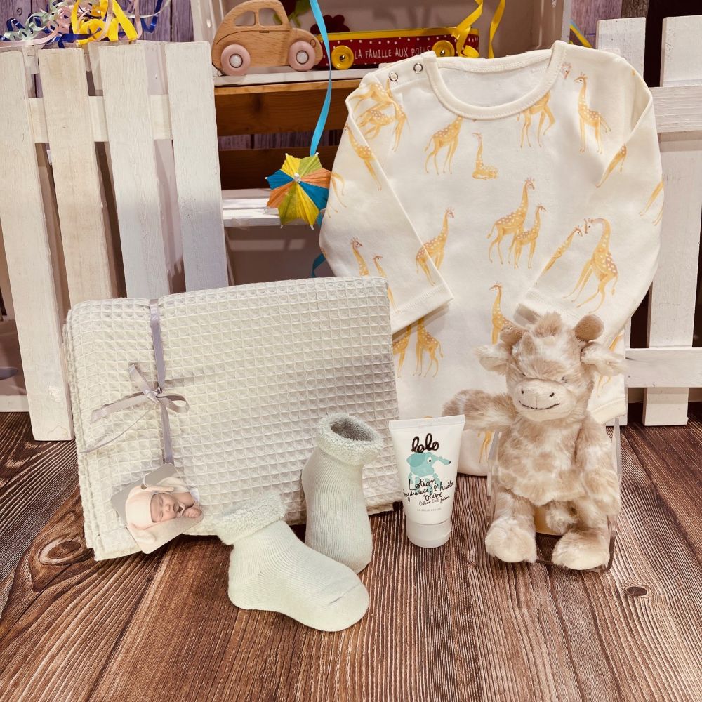 Hochet girafe en peluche douce avec yeux brodés, parfait pour la stimulation sensorielle de bébé.