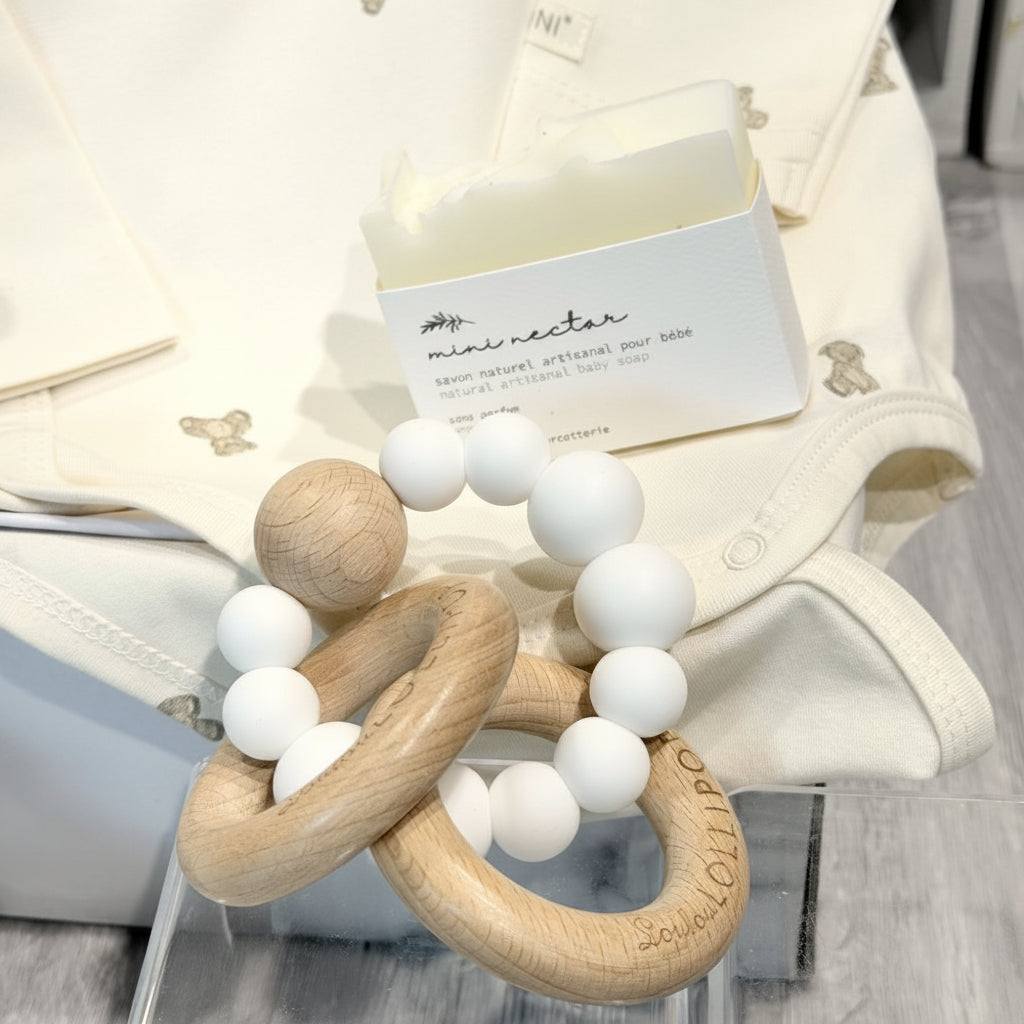 cadeau bébé avec savon naturel, jouet de dentition et combinaison coton organic avec chaussons imprimés oursons