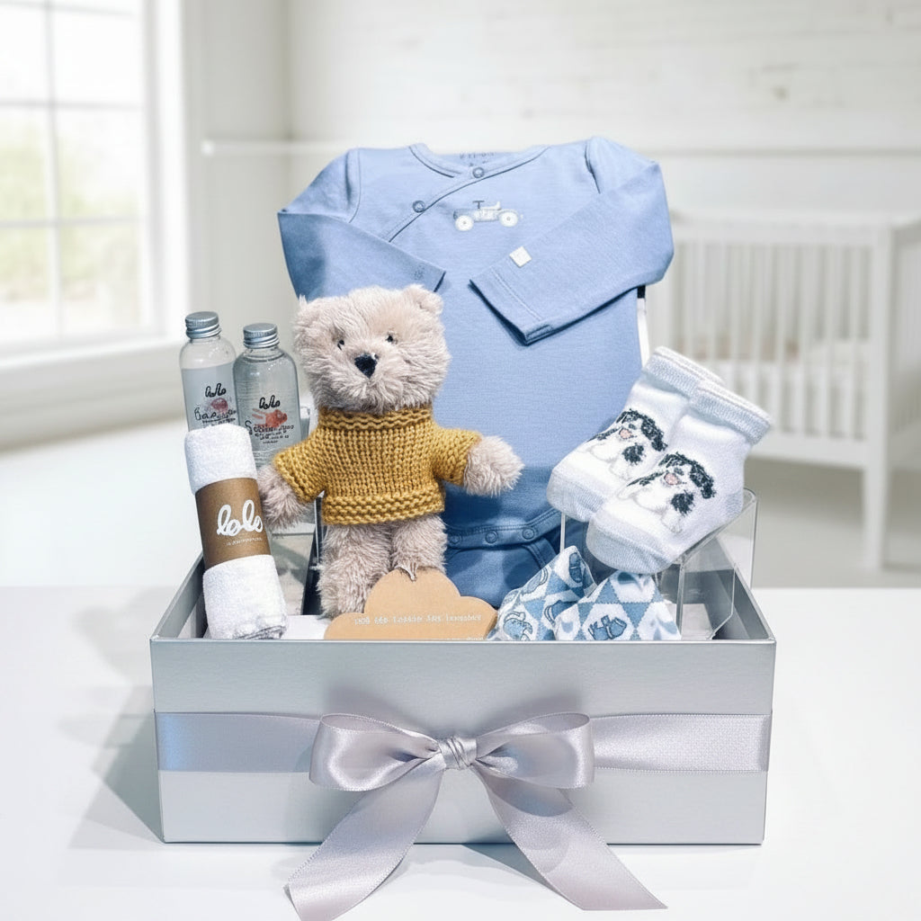 cadeau naissance pour bébé garçon avec peluche ourson, savon, bain moussant, cache-couche coton biologique, chaussons, pee-pee Teepee 100% coton-Dolce Cadeaux