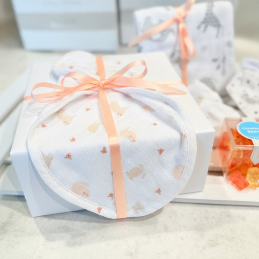 cadeau bébé fille avec bavoir, couverture, mitaines protection,champagne bear gummies et bavette