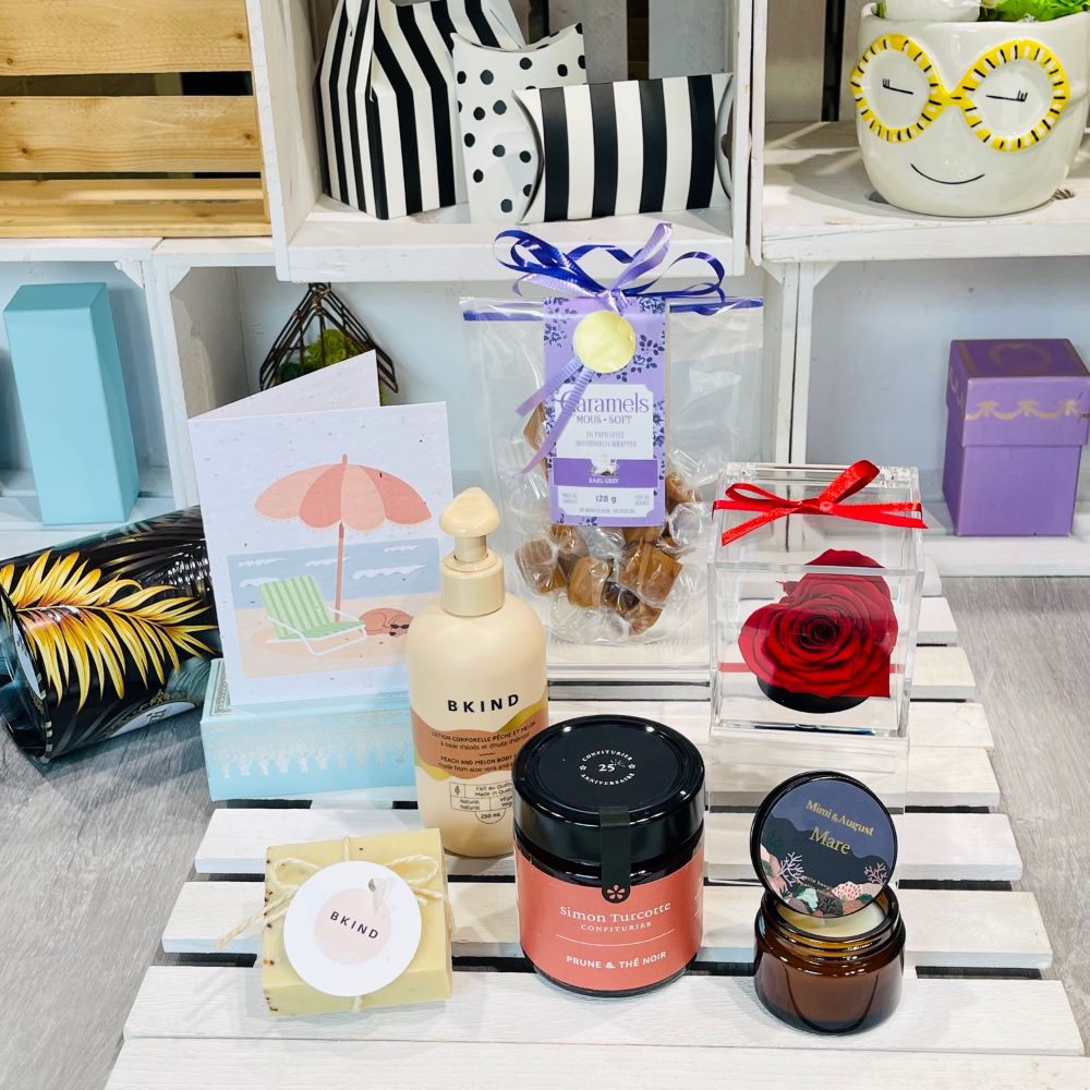 coffreet cadeau pour elle avec lotion Bkind, rose éternelle, savon BKind, caramels,confiture et bougie.