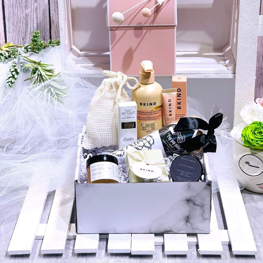 coffret détente contient lotion pour le corps BLind, exgoliant,bougie,savon Bkind,baume à lèvres, Dolce Cadeaux