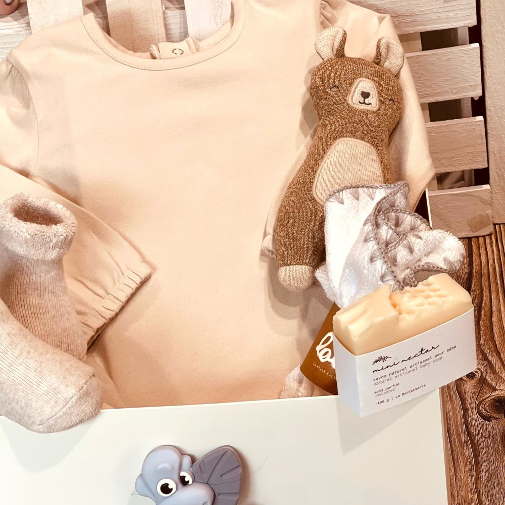 cadeau bébé avec produits biologiques, savon, chaussons, peluche - Dolce Cadeaux