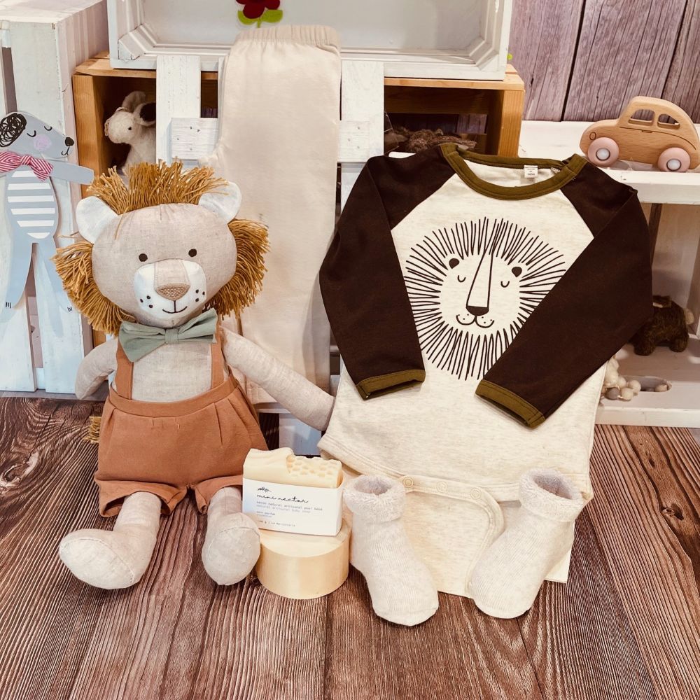 Peluche Léopold le lion avec salopette, nœud papillon et crinière en pompons 