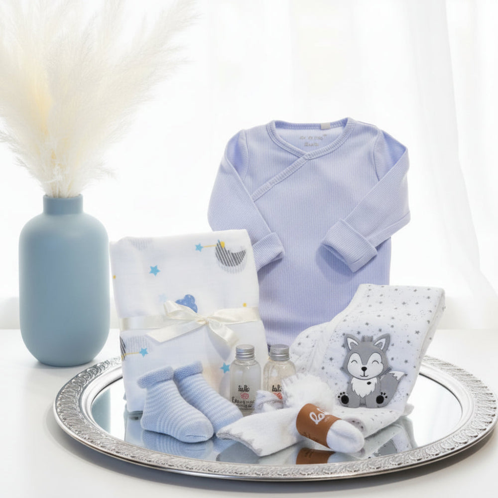 cadeau bébé garçon avec cache-couche, couverture, chaussons, bavoir. savon et débarbouillette et anneau de dentition.