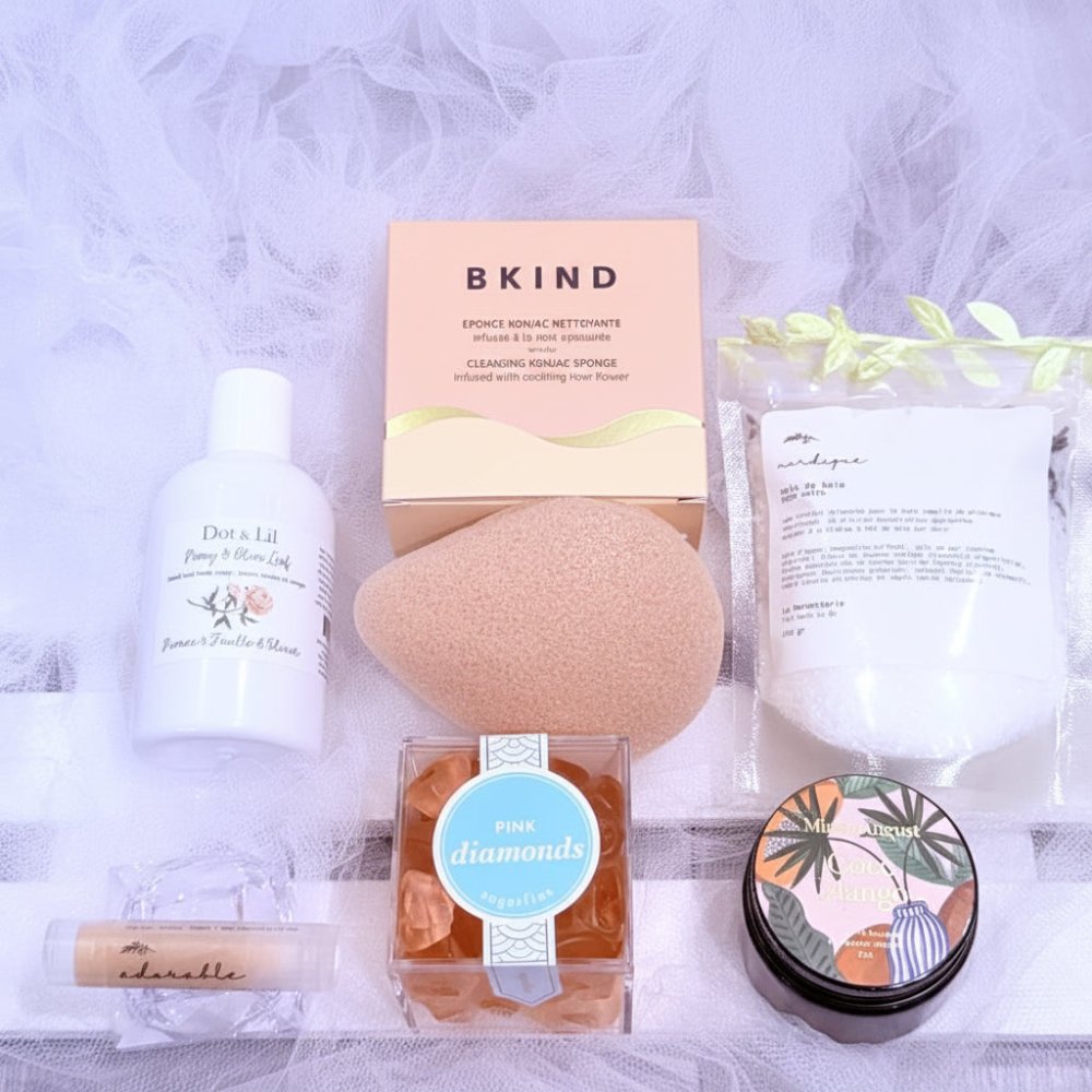 cadeau détente avec lait nettoyant, éponge Konjac BKind, sel de bain, baume à lèvres, bougie, et jujube pink diamonds.