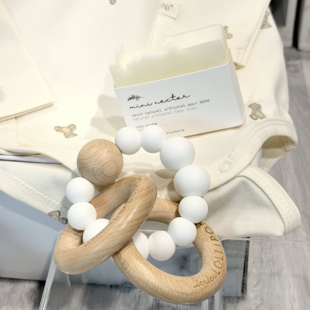 cadeau bébé avec savon naturel, jouet de dentition et combinaison coton organic avec chaussons imprimés oursons